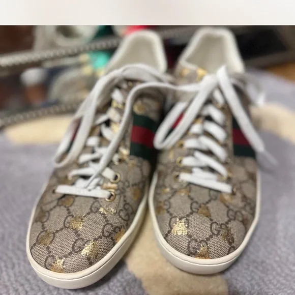 Gucci Beige Monogram Sneakers with Red and Green Accents - Picture 8 of 8